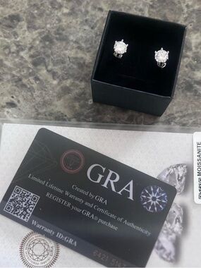 Women’s White Moissanite Stud Earrings - Classic Solitaire